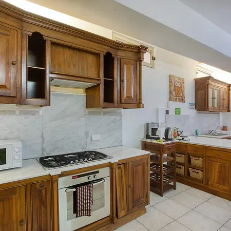 Four Bedroom Near The Seafront *