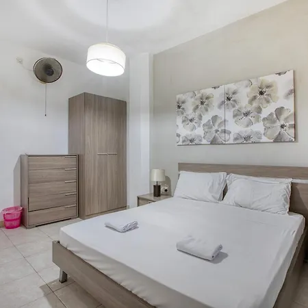Four Bedroom Near The Seafront Apartman *