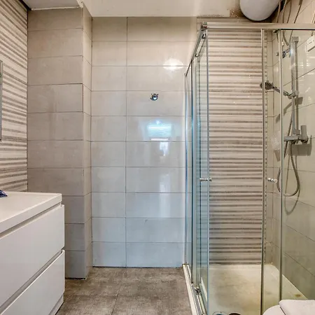 Apartman Four Bedroom Near The Seafront *