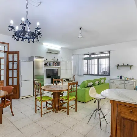 Four Bedroom Near The Seafront Apartman *