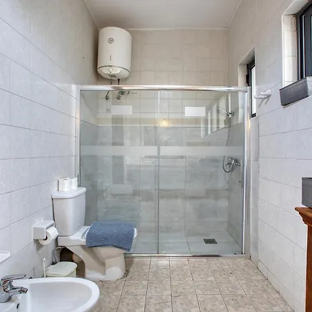 Four Bedroom Near The Seafront Apartman