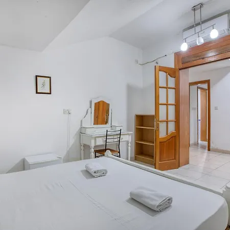 Apartman Four Bedroom Near The Seafront *