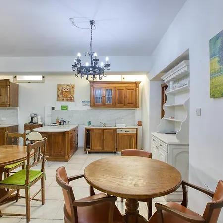 Apartman Four Bedroom Near The Seafront *