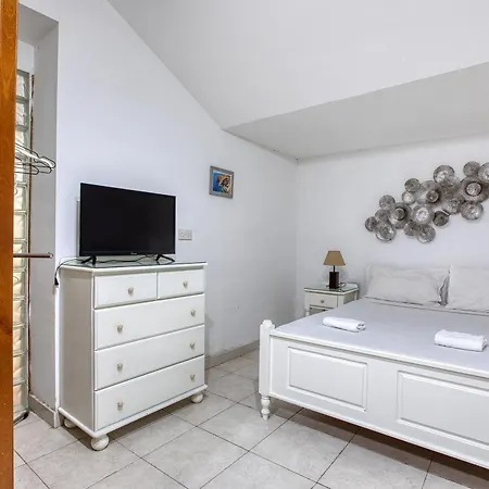 Four Bedroom Near The Seafront