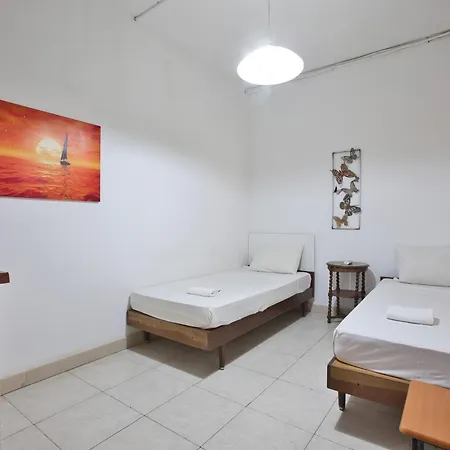 Four Bedroom Near The Seafront *