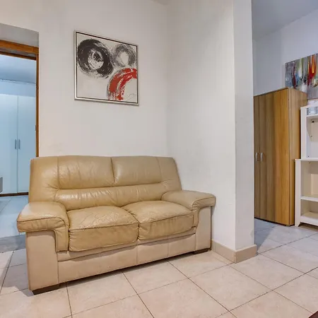 Four Bedroom Near The Seafront