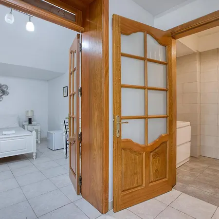 Four Bedroom Near The Seafront Apartman *