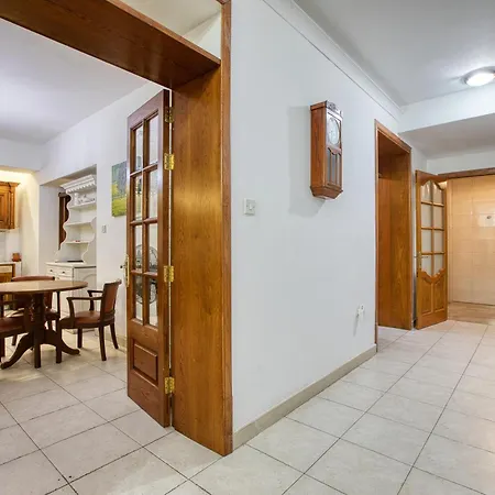 Apartman Four Bedroom Near The Seafront *